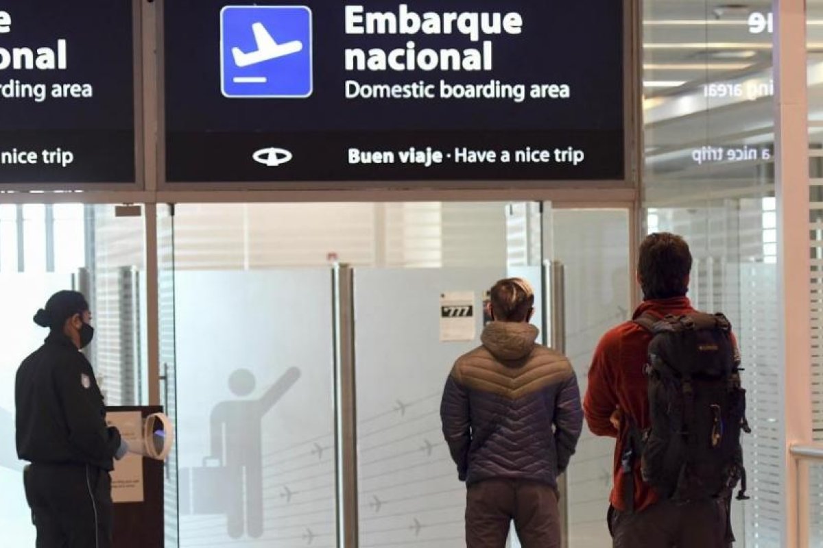Definen las restricciones a los vuelos y afirman que es "para preservar vidas"