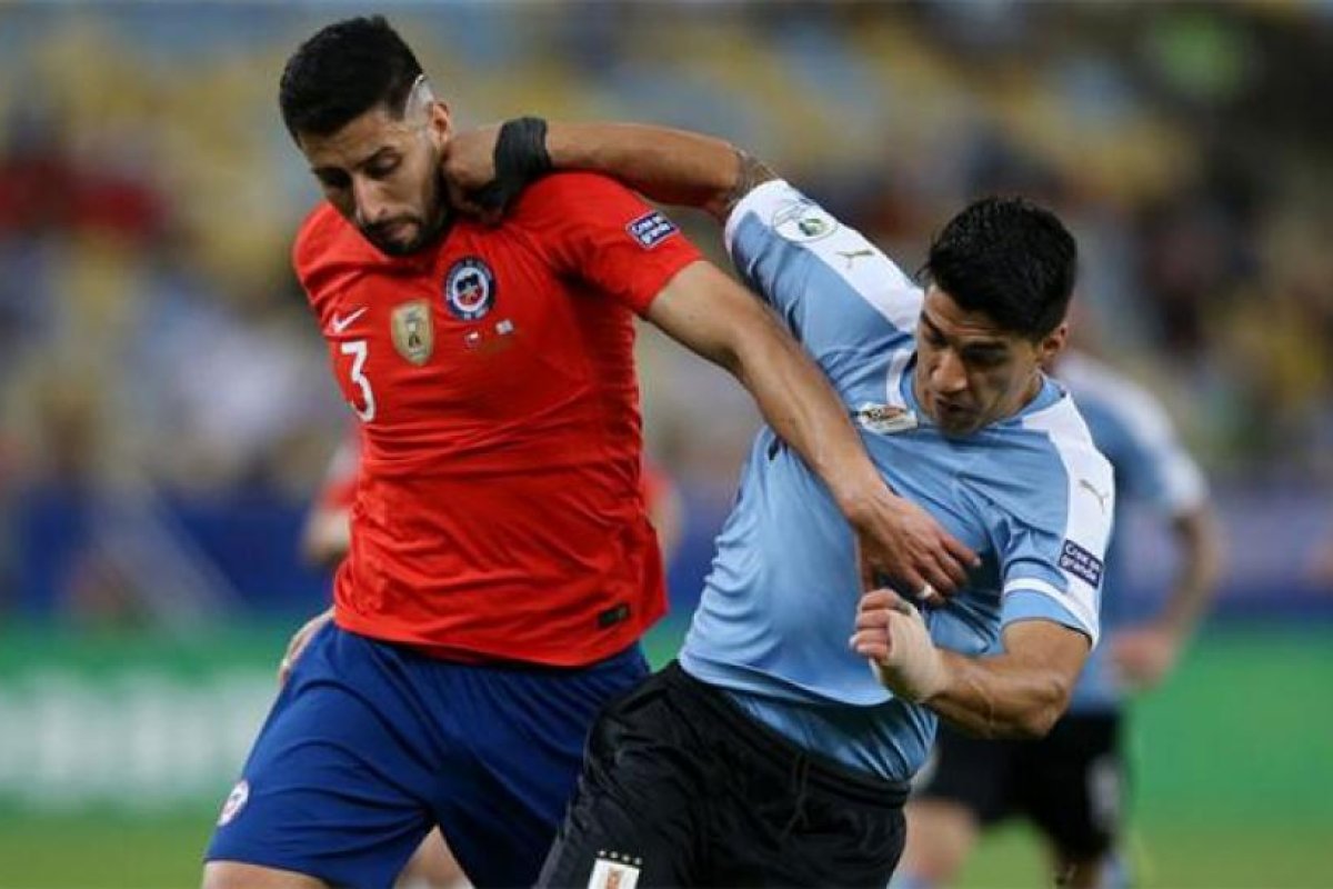 Uruguay y Chile arrancan las Eliminatorias en un choque con ausencias