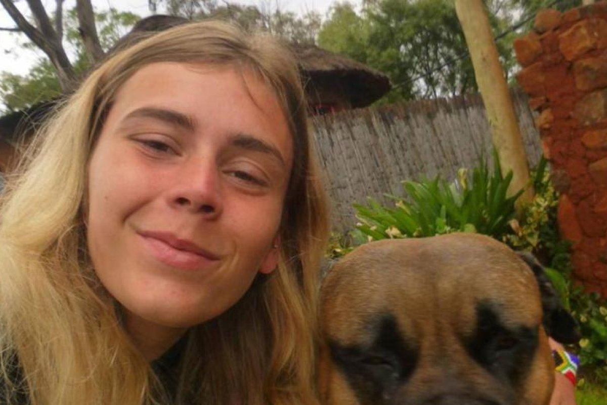 Un australiano infiltra a una trabajadora sexual en una banda criminal en Mozambique para investigar el asesinato de su hija de 20 años