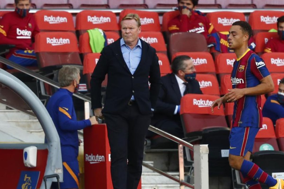 Ronald Koeman se pronuncia tras las críticas a Messi por las imágenes en las que camina en la cancha y no ataca al rival