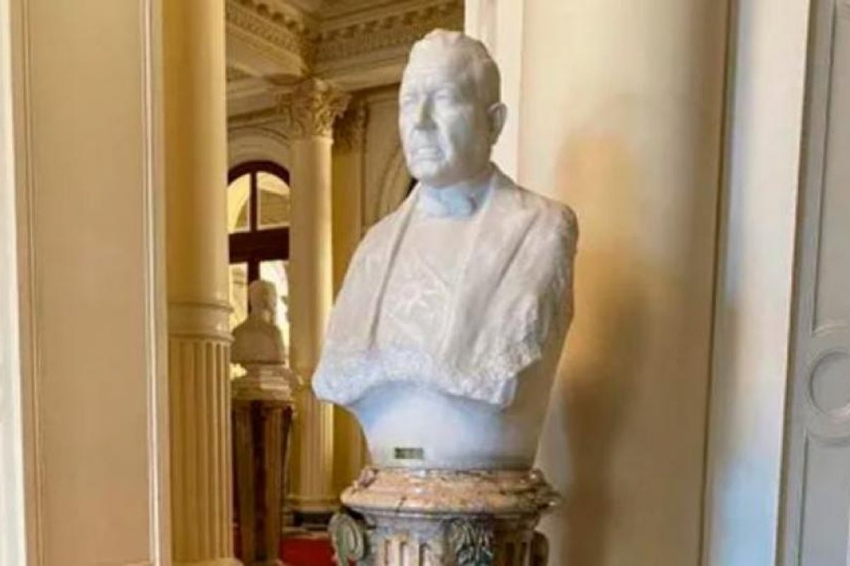 Reponen el busto de Yrigoyen que fue dañado en los incidentes del velatorio de Maradona