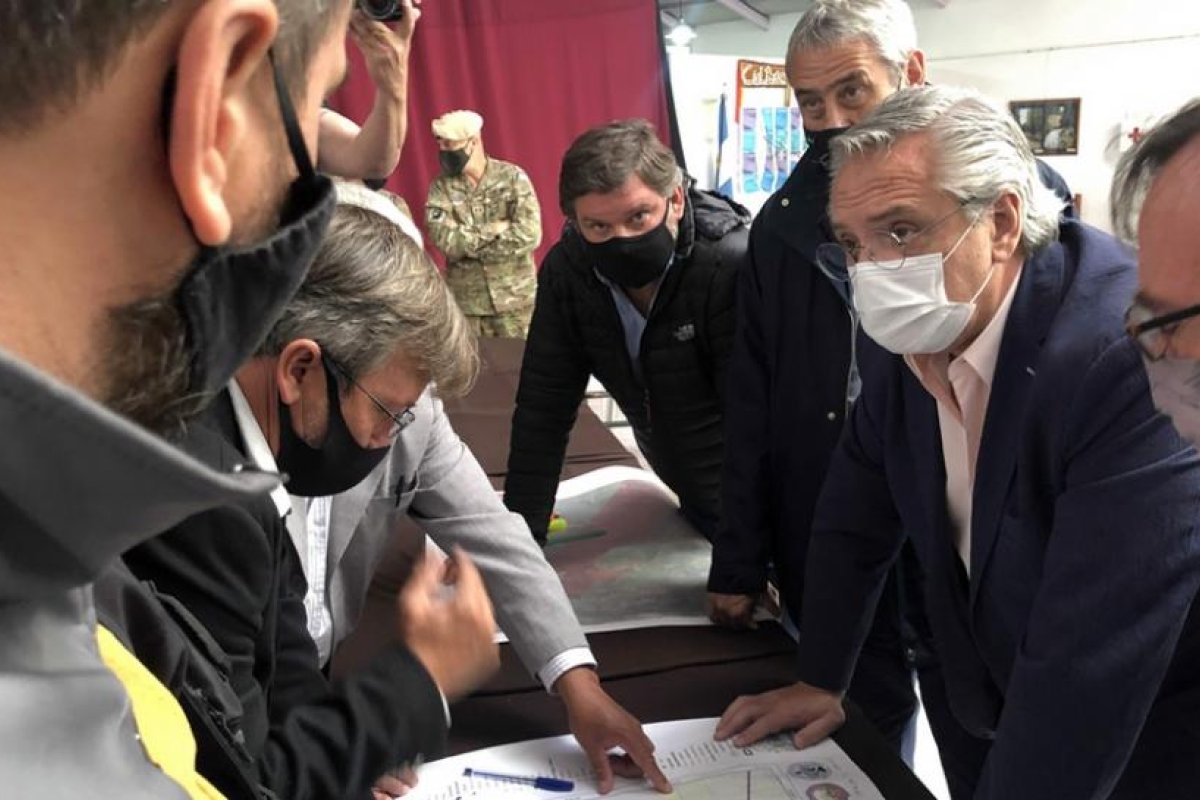 El Presidente sobrevoló las zonas afectadas por los incendios en Chubut y anunció ayuda para la región