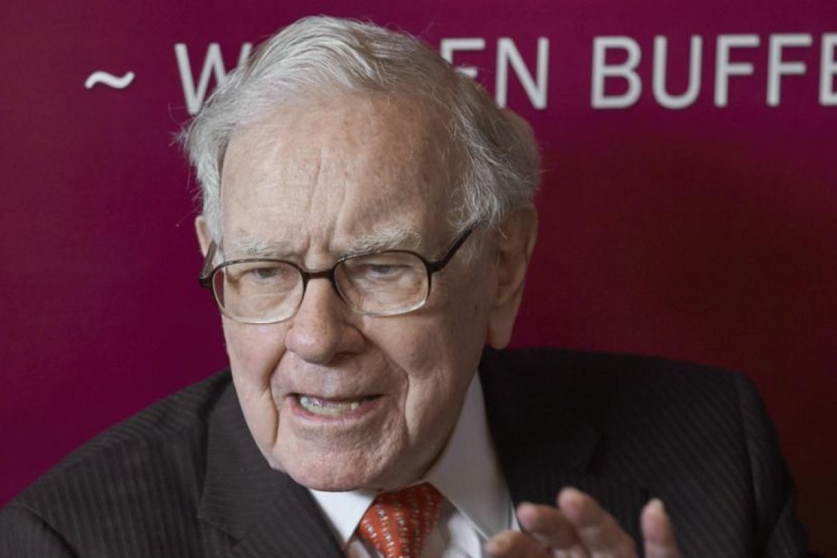 Warren Buffett apuesta por invertir en ferrocarriles, pero no convence a todos: "es una mala idea"