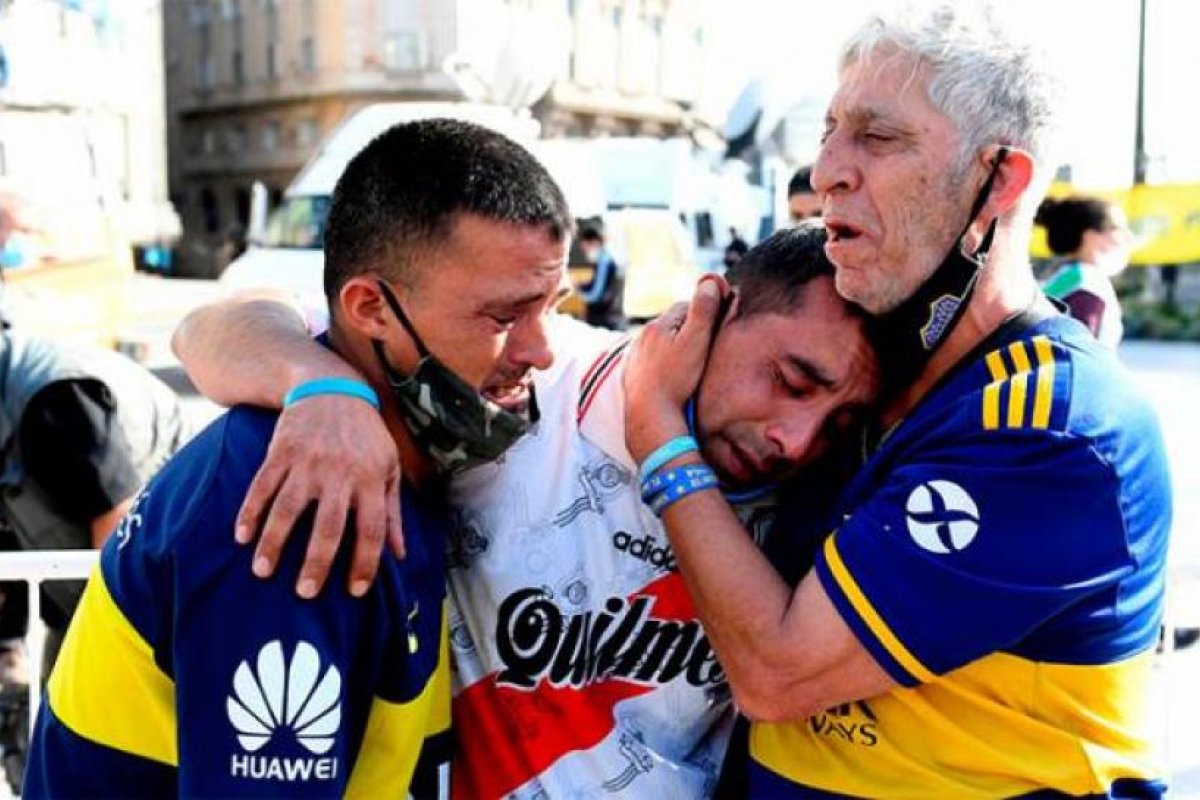 EN FOTOS: miles de seguidores de Diego Maradona lloran a las puertas de la Casa Rosada