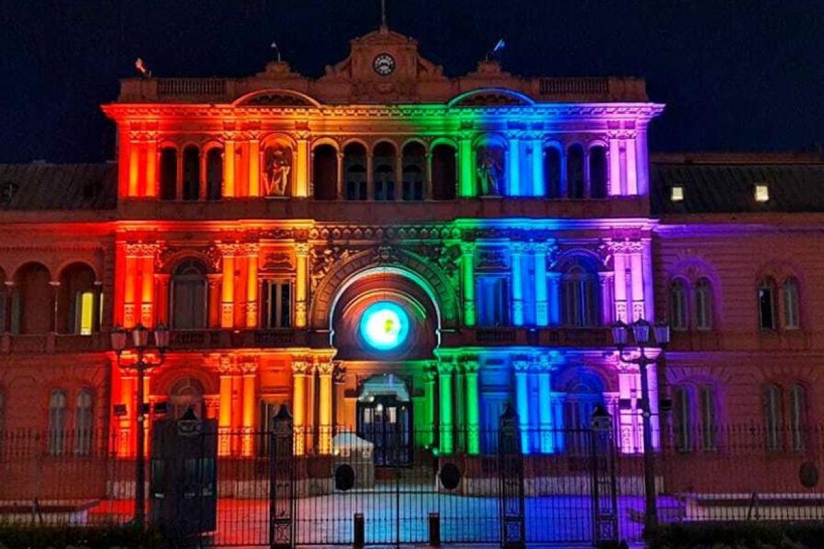 Los colores de la diversidad sexual, en los muros de la Casa Rosada