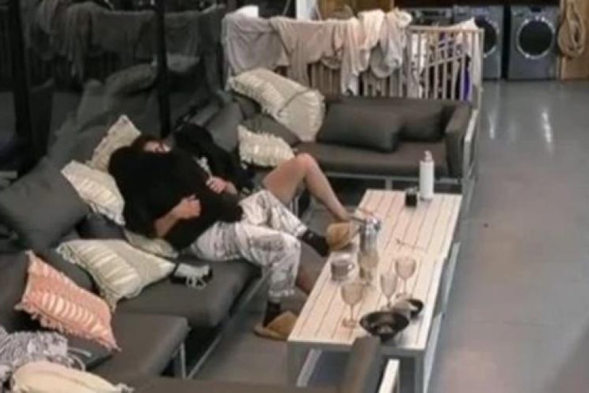 Escena romántica en Gran Hermano: Tini y Hanssen protagonizan un beso viral