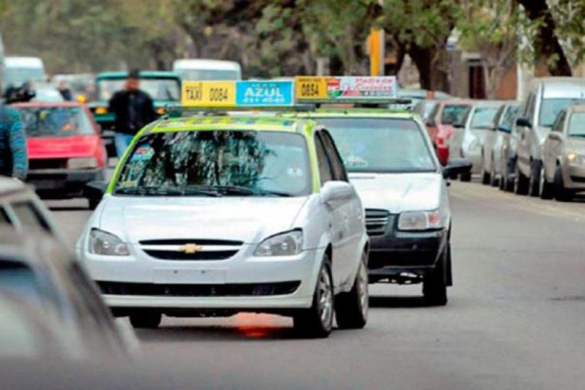 Amplían el horario de circulación de taxis y radiotaxis capitalinos