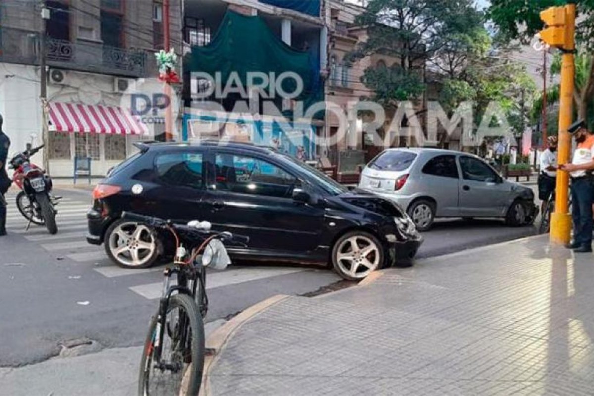 Dos autos chocaron en la esquina de avenida Belgrano y 9 de Julio