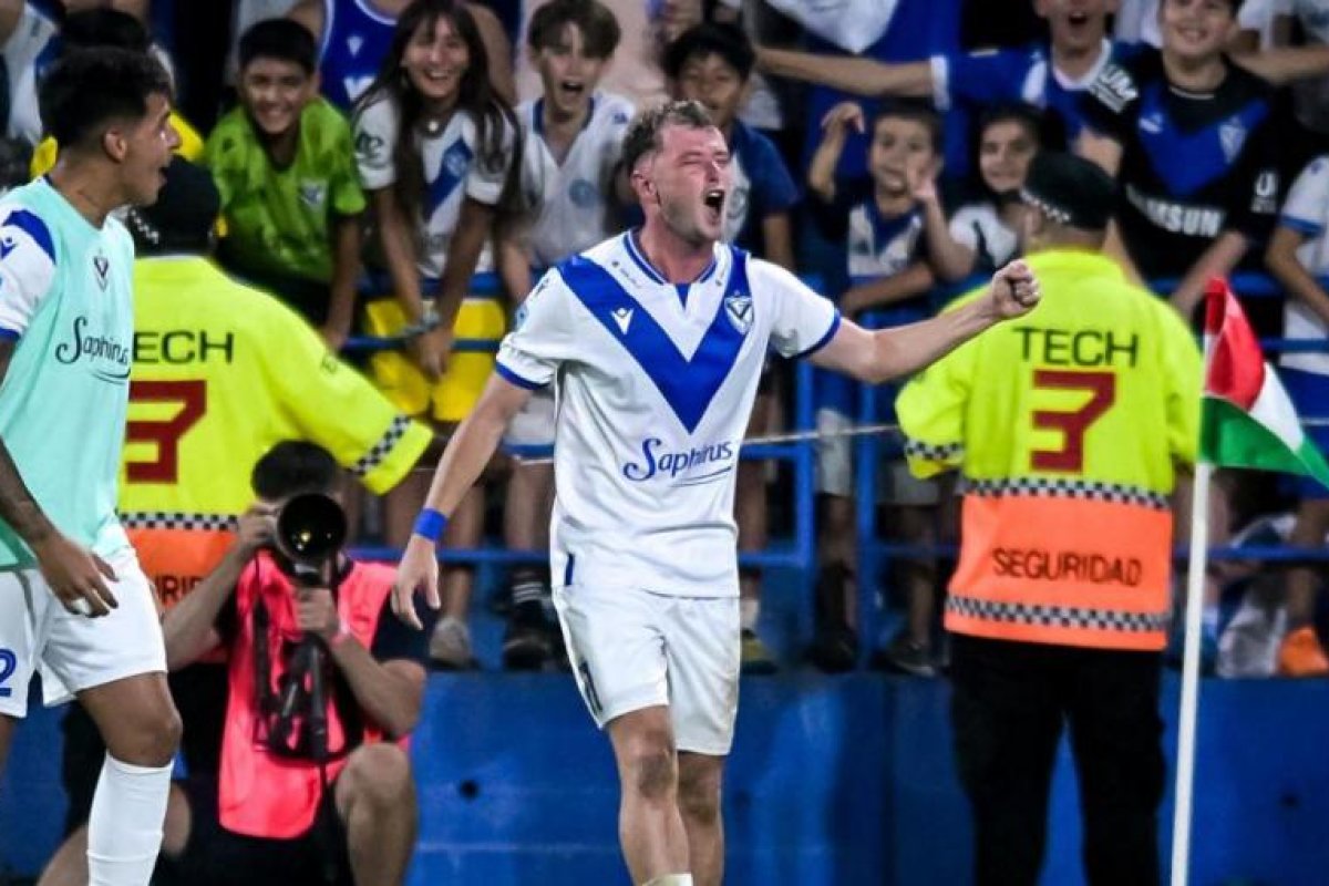 Vélez Sarsfield se impone ante Boca Juniors y lidera la Zona A del torneo