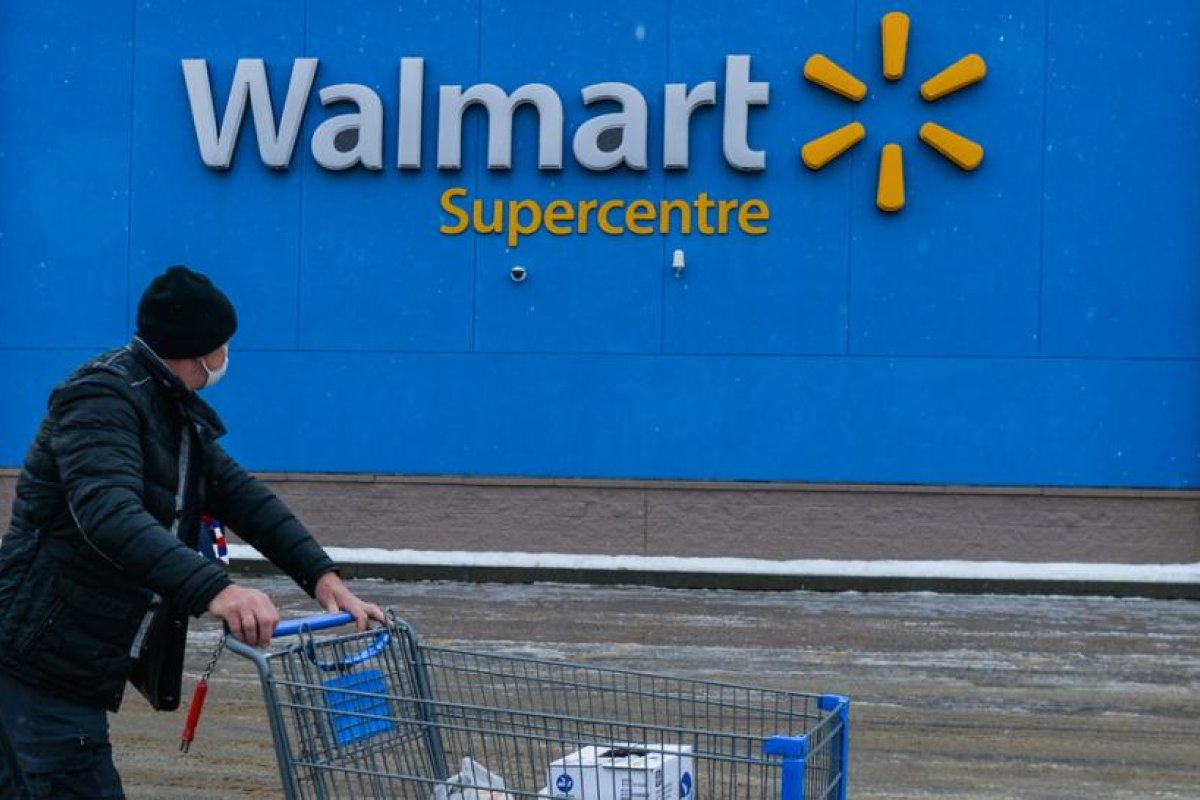 Oficial penitenciario afroamericano demanda a Walmart tras ser esposado y brevemente detenido al ser confundido con un ladrón que operó en la tienda