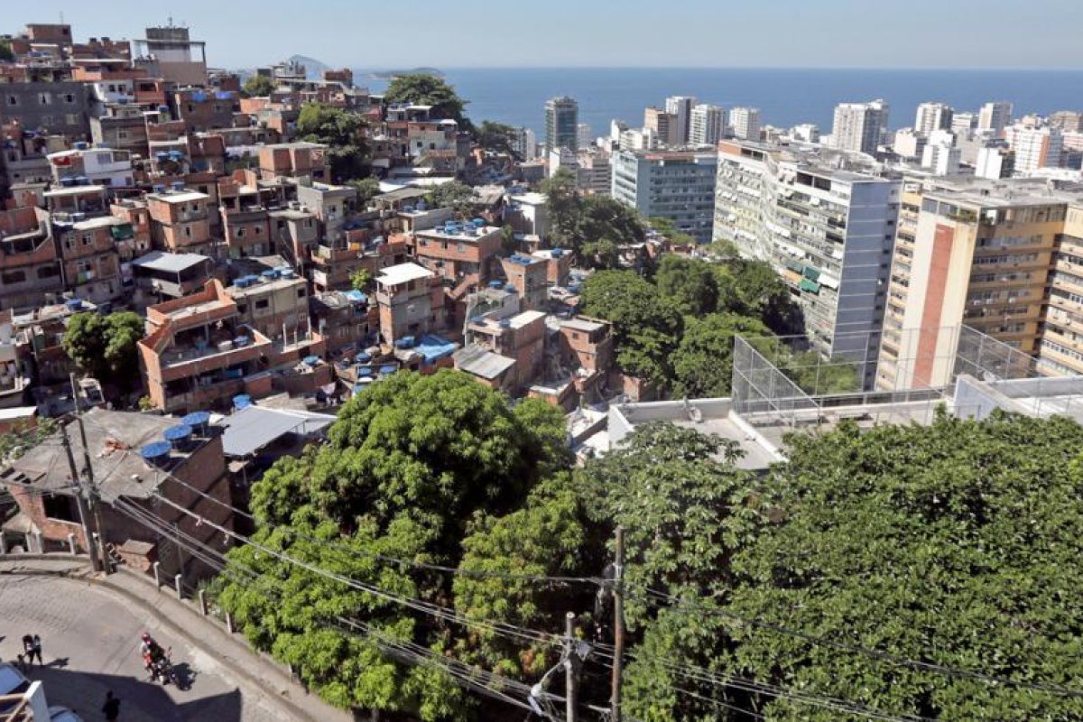Encuentran caminando desorientada en una favela en Río de Janeiro a una modelo brasileña desaparecida hace un año en Nueva York