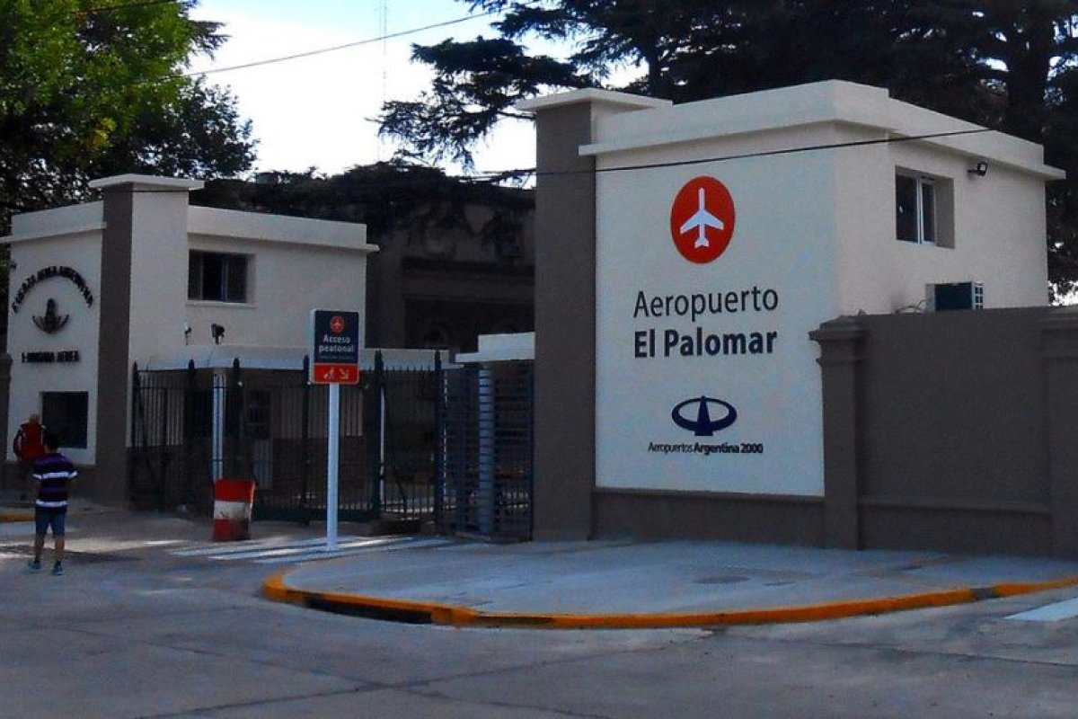 'Vuelos de la muerte', viajes 'low cost' y posible "desvío de fondos": las polémicas detrás del aeropuerto argentino que el Gobierno decidió paralizar
