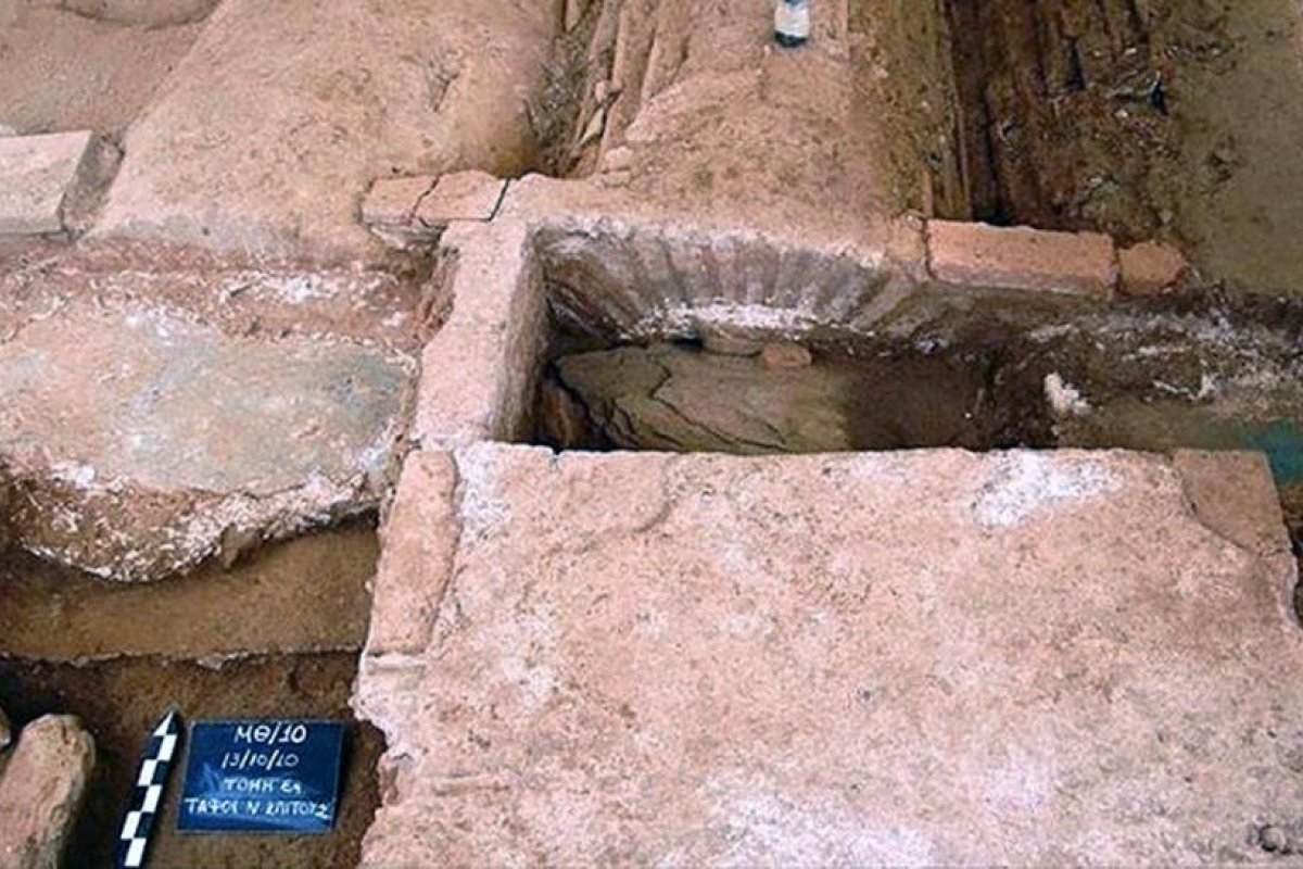 FOTO: Descubren en Grecia la tumba de un guerrero romano con una espada deliberadamente doblada