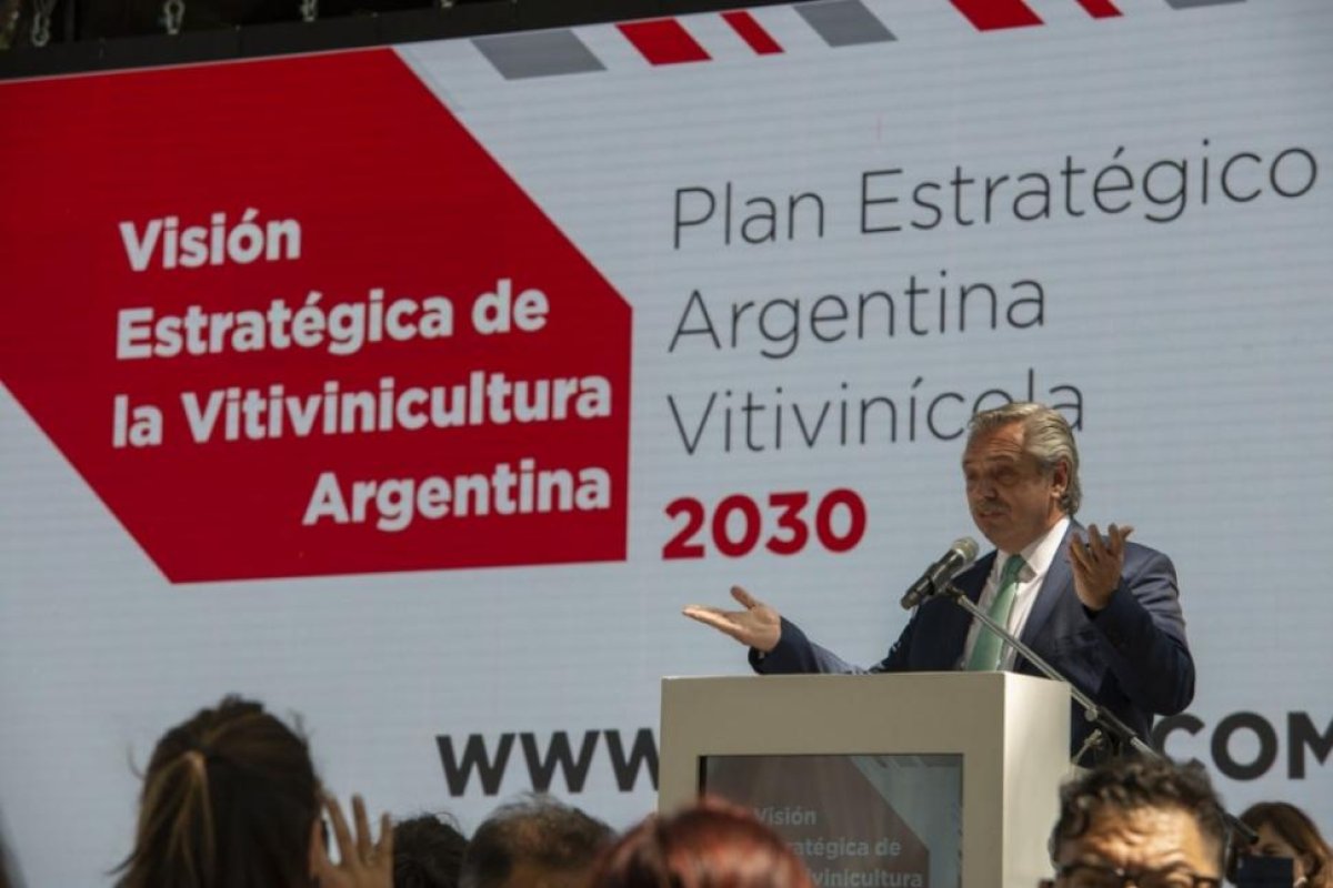 Fernández reiteró el compromiso para que los productos industrializados "paguen menos" retenciones