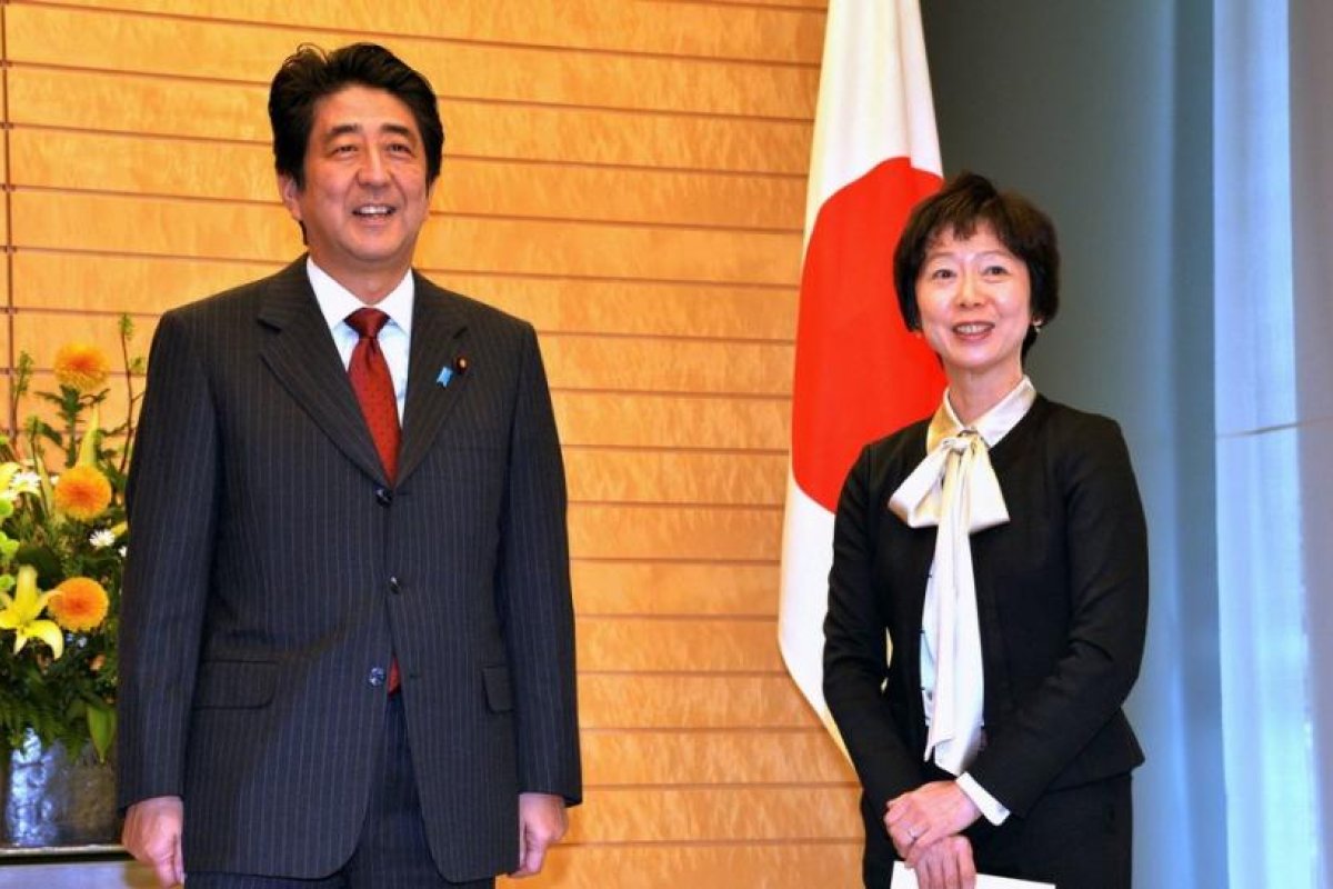 Una empleada del gabinete japonés dimite por una cena con un hijo del primer ministro