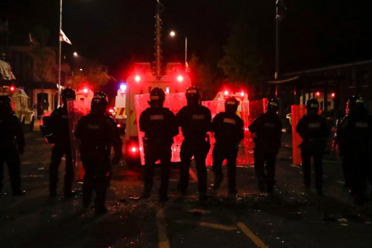 Dublín insta a "no volver al lugar oscuro de asesinatos sectarios y discordia política" tras la peor violencia en años en Irlanda del Norte
