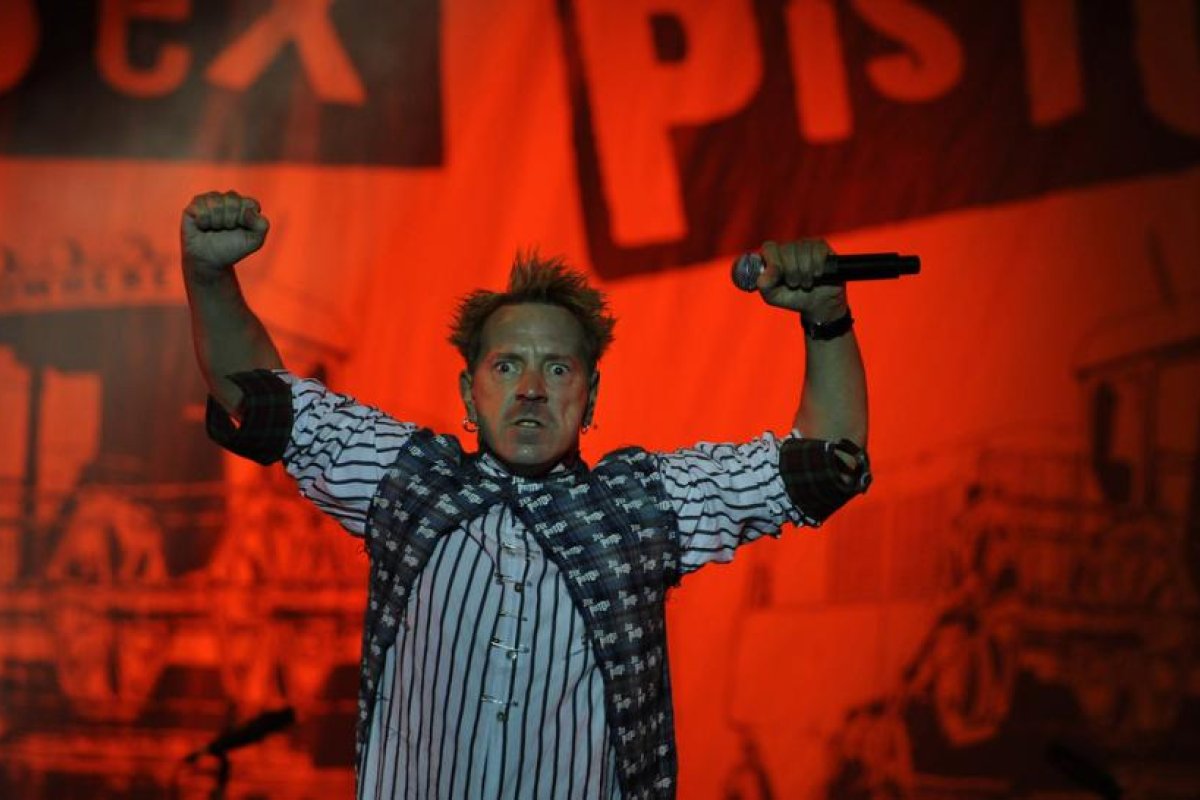 El exvocalista de Sex Pistols Johnny Rotten dice que sufrió una picadura de pulga en los genitales