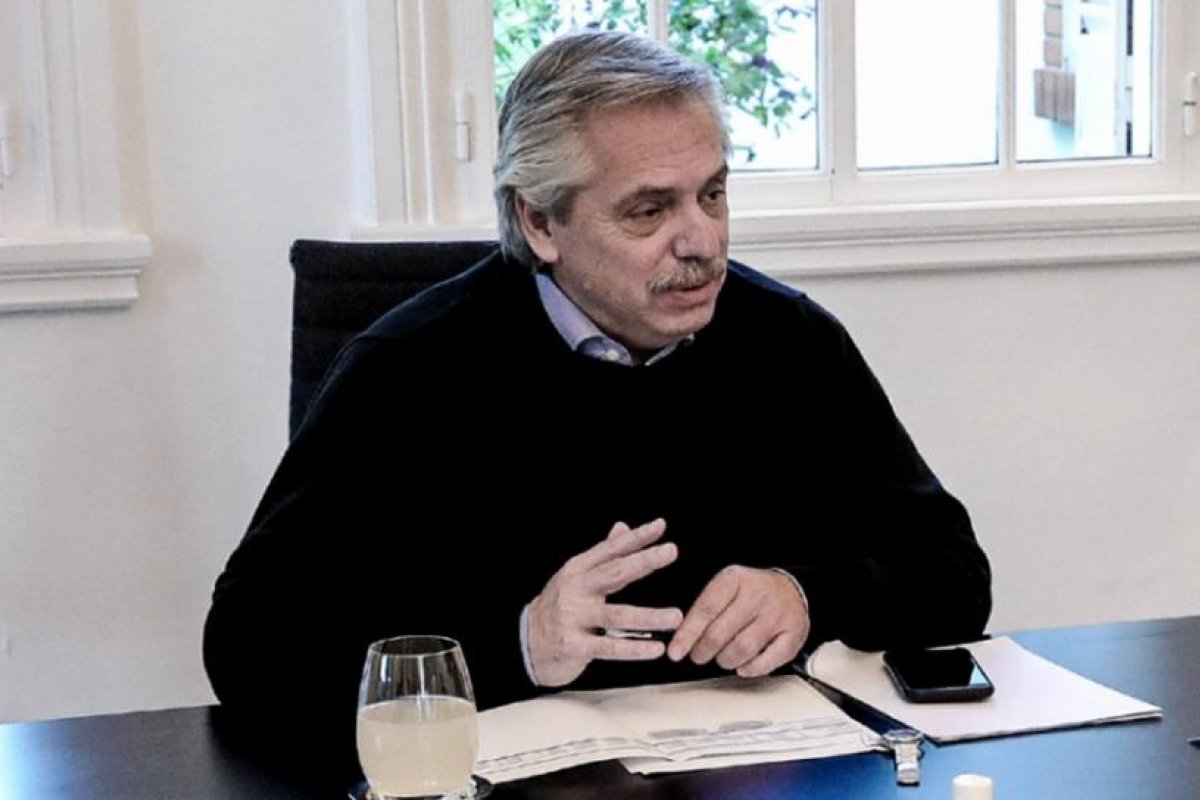 Fernández expone ante representantes de cámaras de comercio y presenta un libro