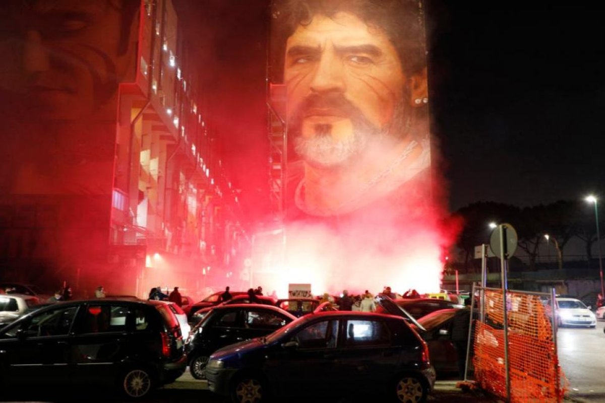 La muerte de Maradona. El partido antisistema italiano lo homenajeó en el Parlamento Europeo