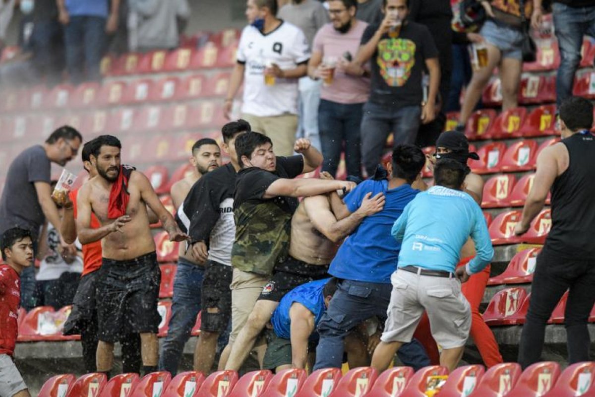 Lo que se sabe sobre la batalla campal entre las barras de dos equipos de fútbol en México que dejó decenas de heridos