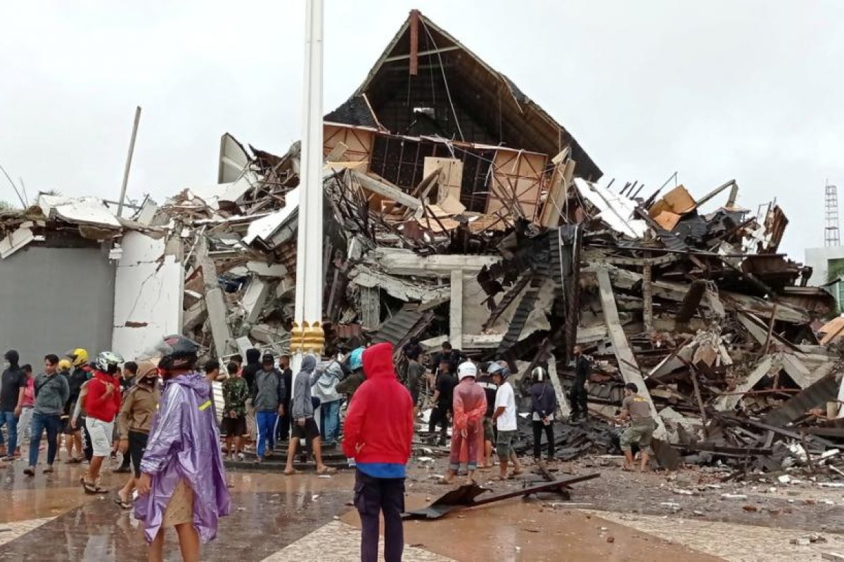Imágenes de las destrucciones producidas por el devastador terremoto que dejó en Indonesia al menos 7 muertos y cientos de heridos