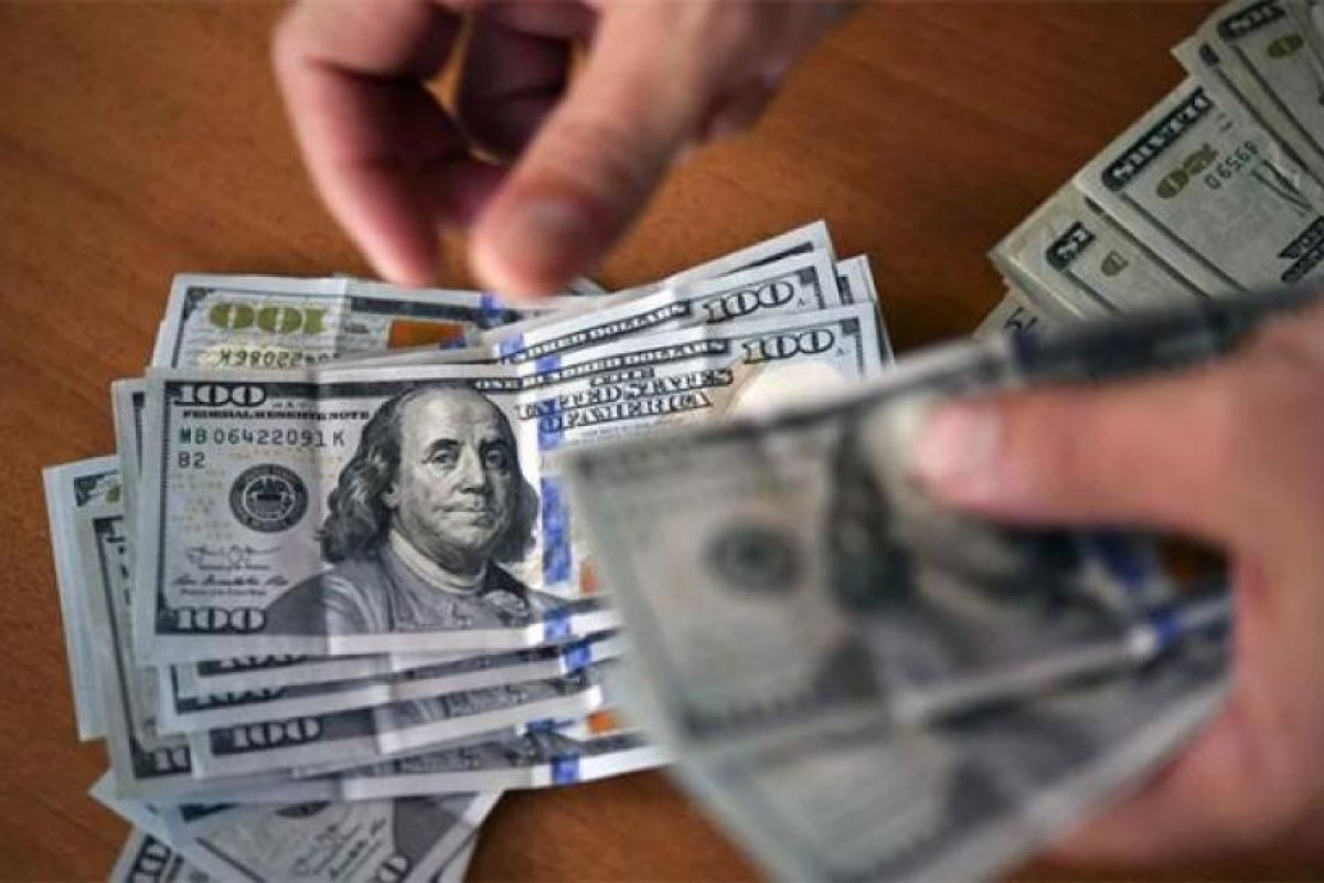 El dólar oficial cotizó a $ 86,53 y el blue desciende a $ 157 