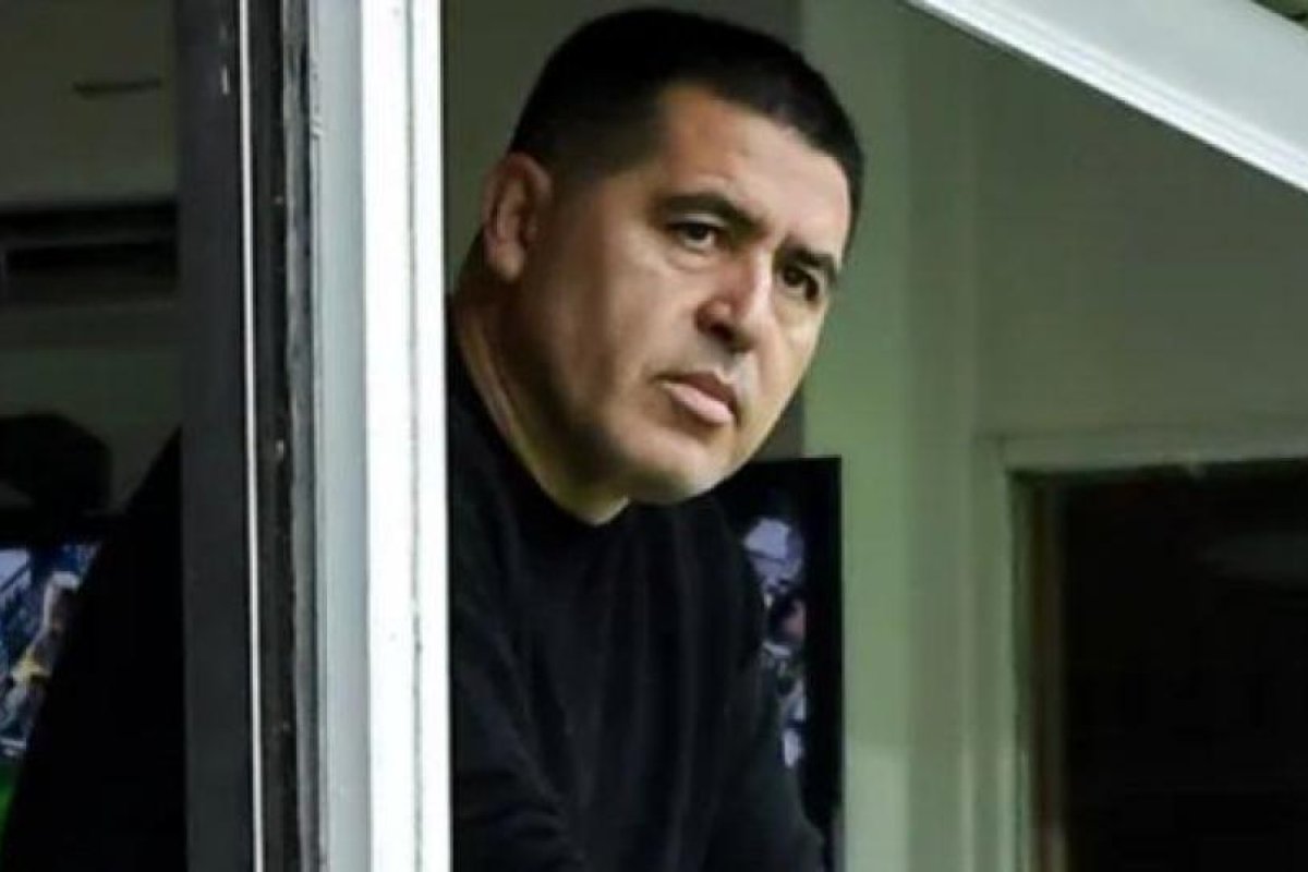 Juan Román Riquelme respalda a Edinson Cavani ante los silbidos del público