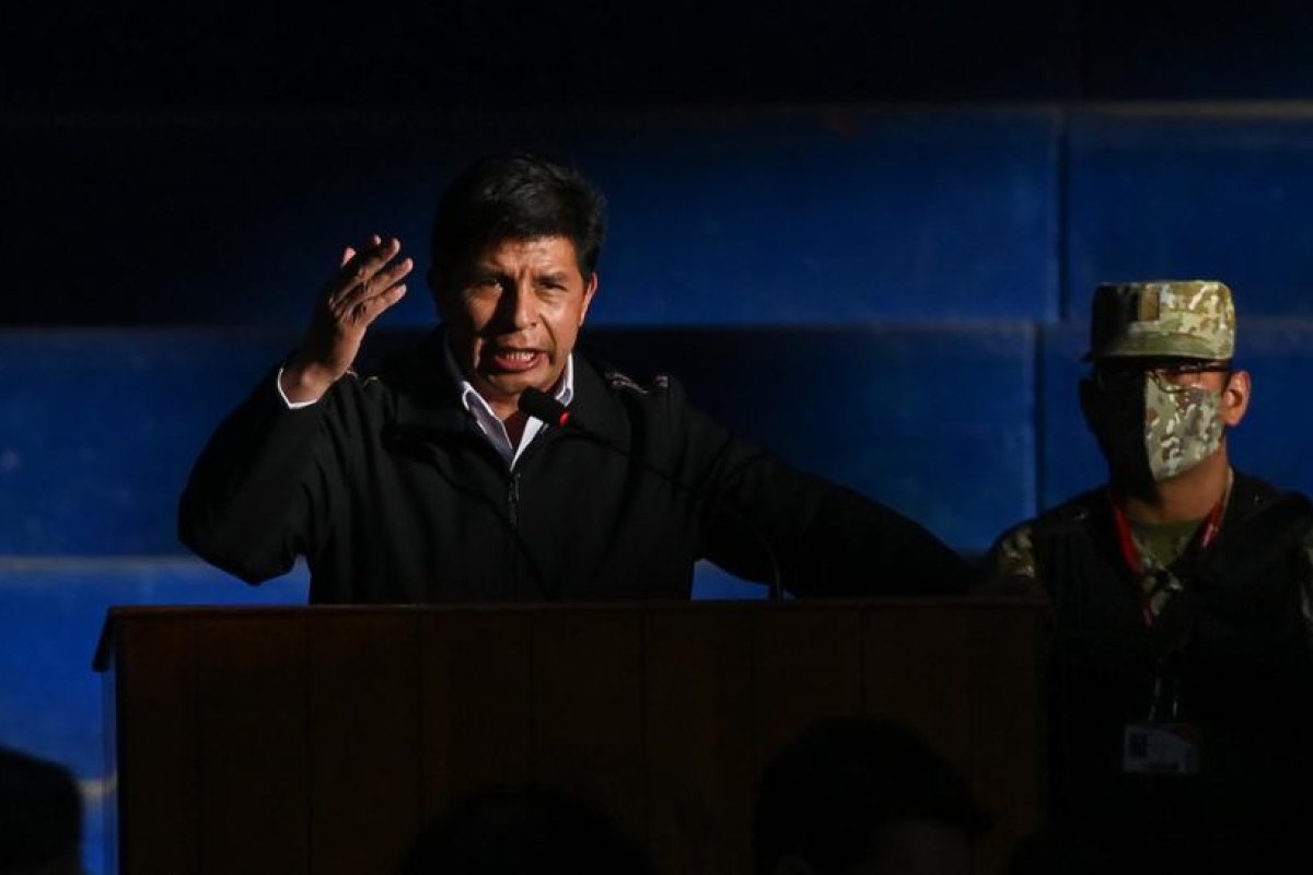 Qué busca Pedro Castillo con su propuesta para reformar la Constitución y qué consecuencias podría tener en Perú