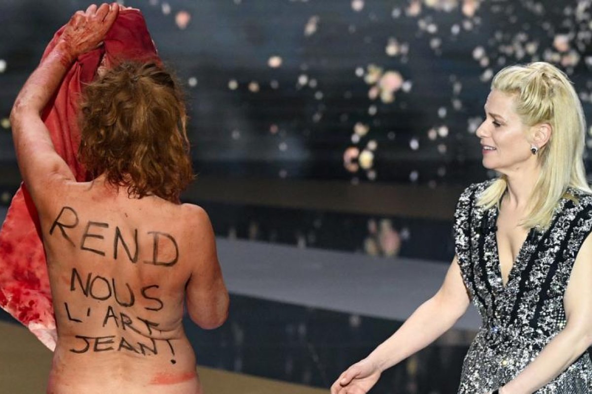 Una actriz se desnuda durante los Óscar franceses para protestar contra el cierre de espacios culturales