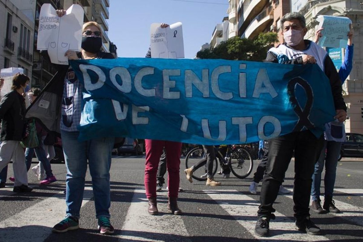 Docentes porteños continúan con los "semaforazos" tras muerte de otro trabajador