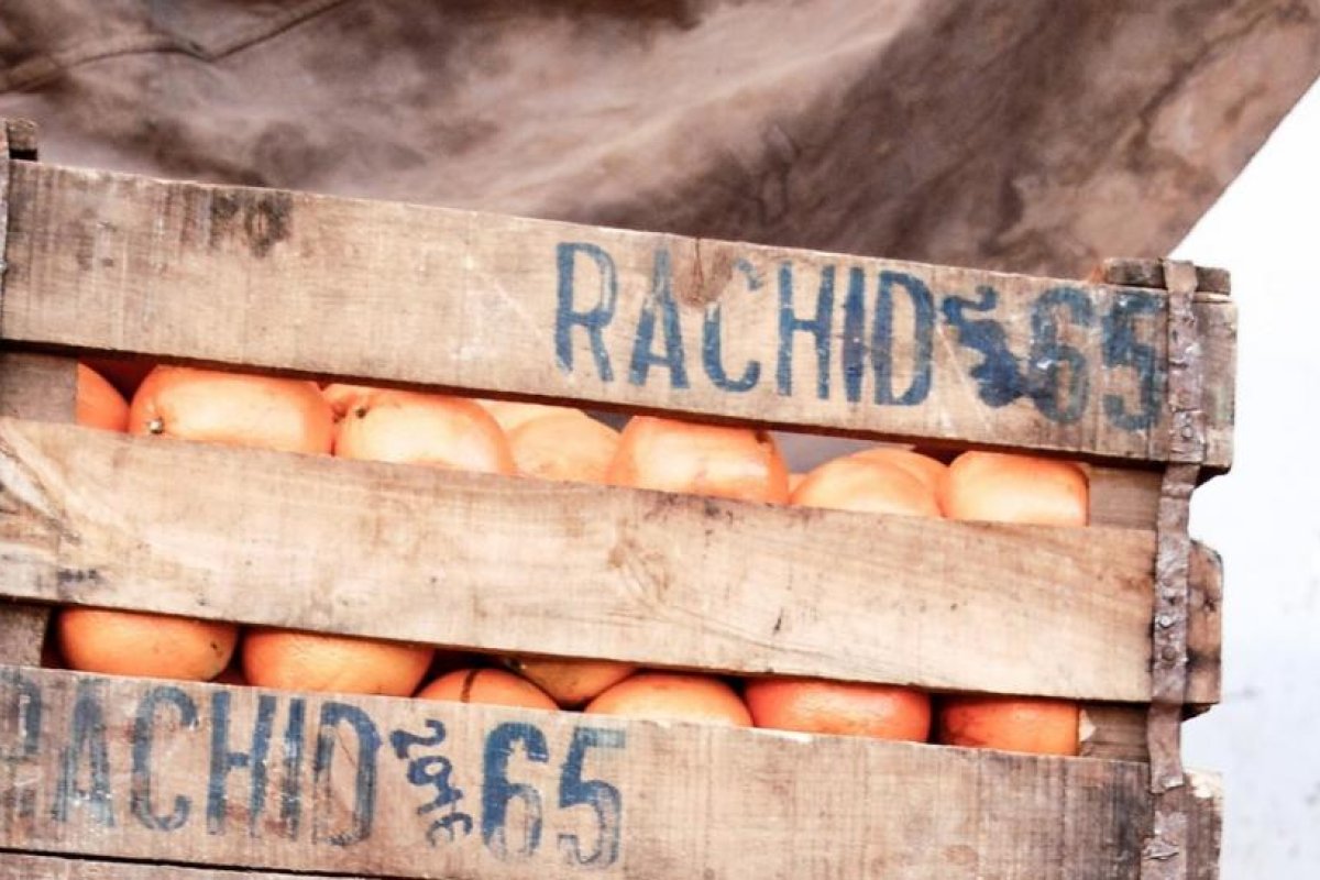 4 viajeros chinos se comen 30 kilos de naranjas en menos de media hora para ahorrar en sobrepeso de equipaje