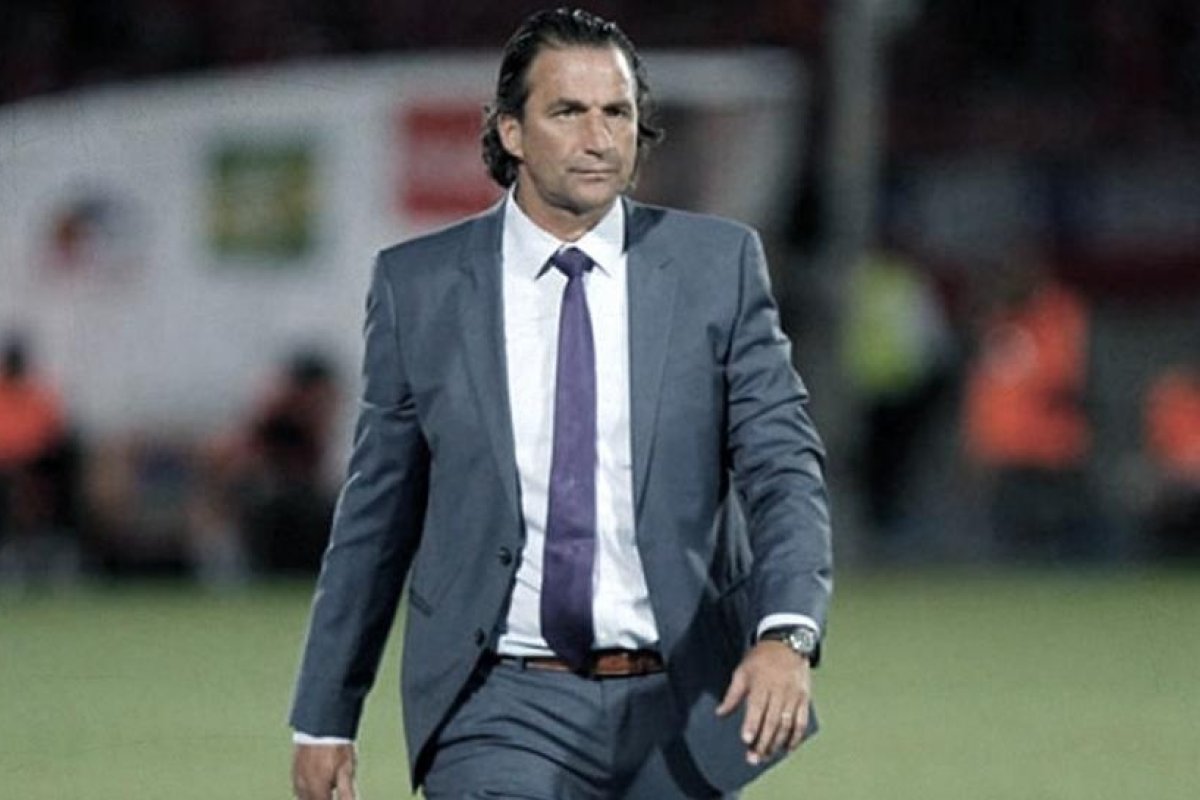 Juan Antonio Pizzi es el nuevo entrenador de Racing