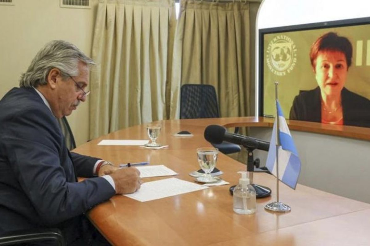 El Gobierno enfrenta el vencimiento de US$315,6 millones y negocia un nuevo acuerdo