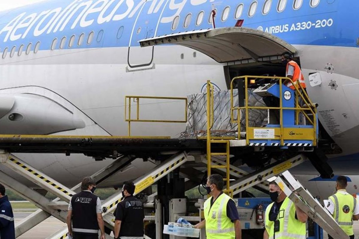 Parte otro vuelo a Moscú para traer vacunas