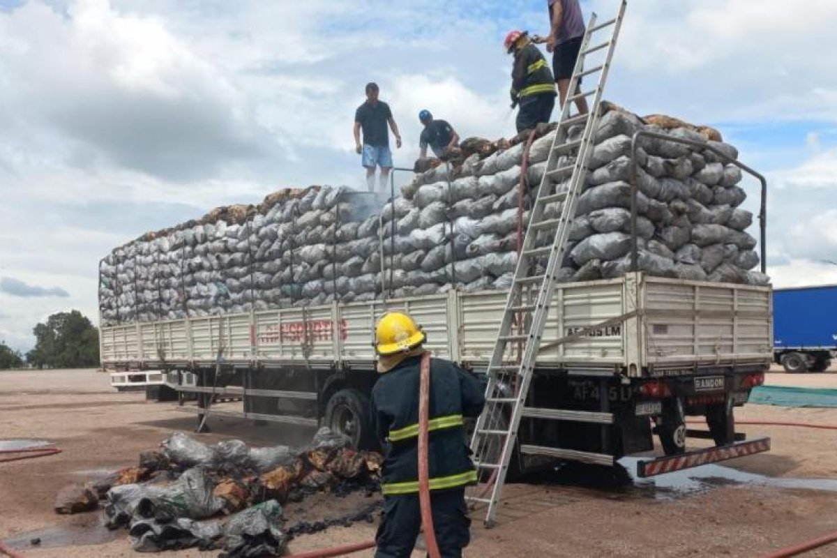 Incendio de camión de carga en estación de servicio genera alarma