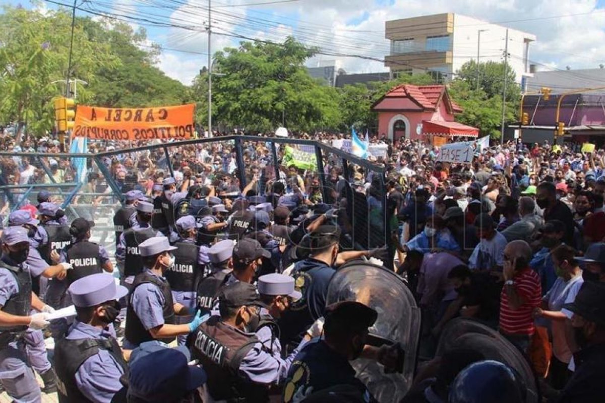 Protestas y manifestantes heridos tras el anuncio de regreso a Fase 1 en la ciudad de Formosa