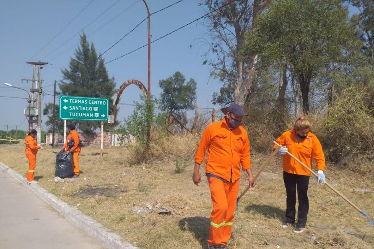 Barrio Herrera el Alto: Realizan tareas de limpieza integral y riego de las diferentes arterias