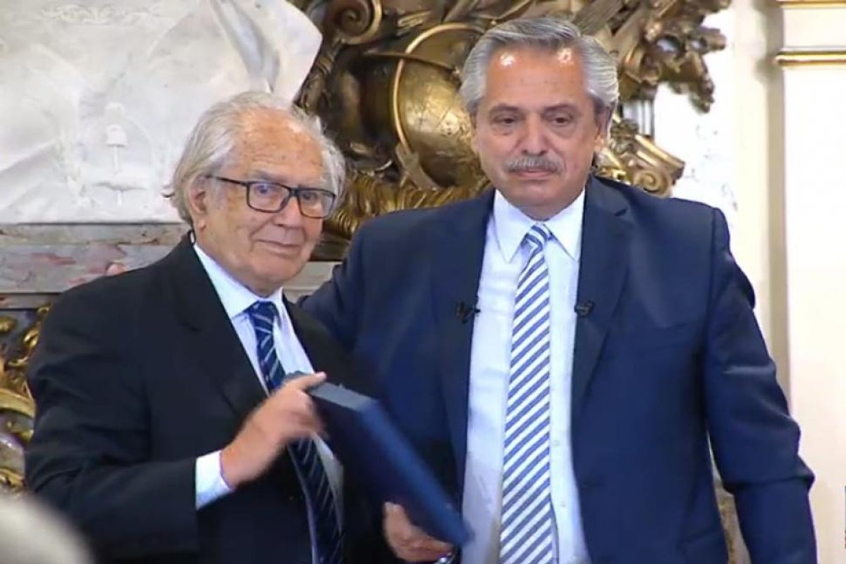 Alberto Fernández se emocionó en el homenaje a Adolfo Pérez Esquivel: "Sos el modelo de la no violencia y la paz"