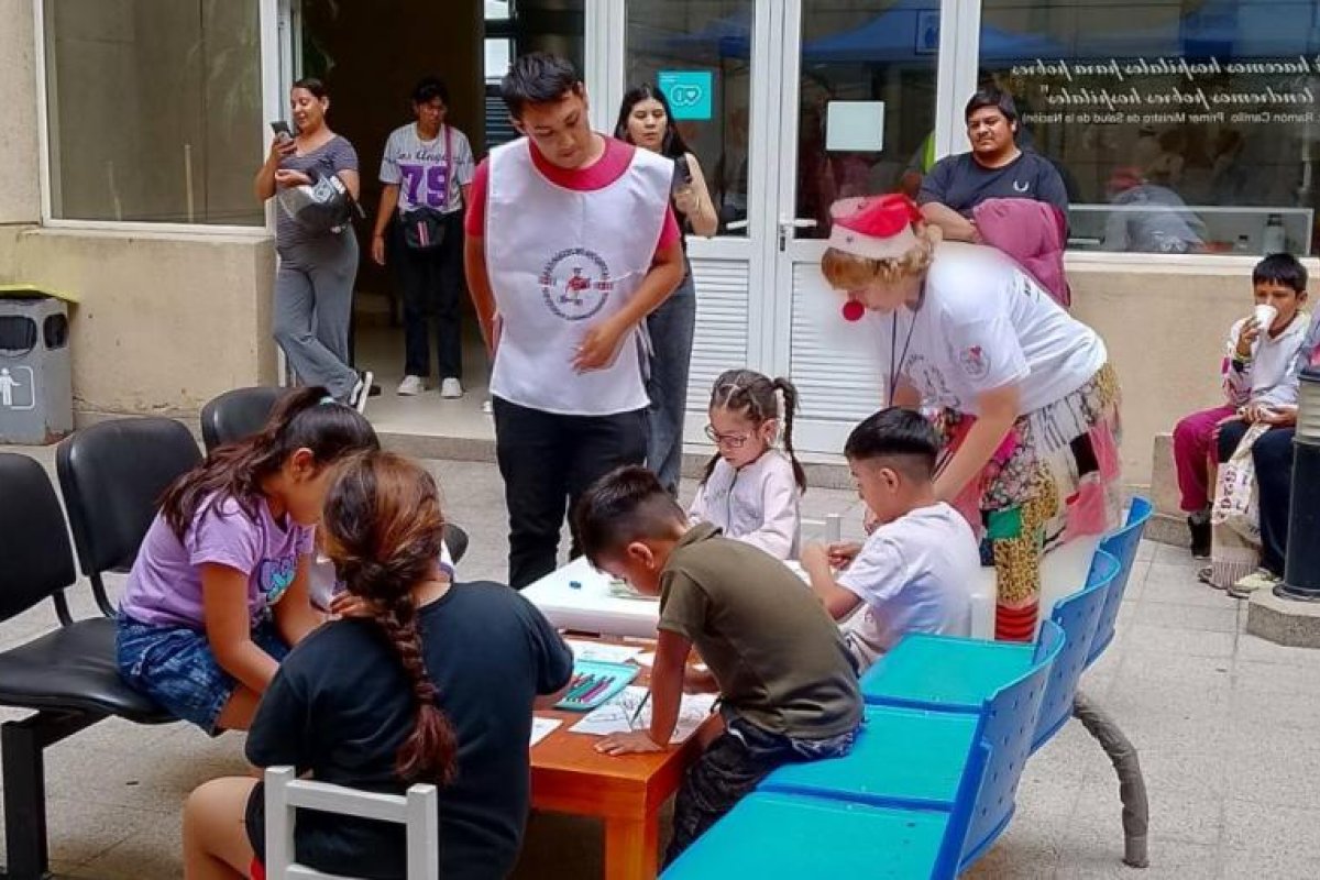 Cáritas y Ayudantes de Santa traen alegría al CIS Banda en Navidad