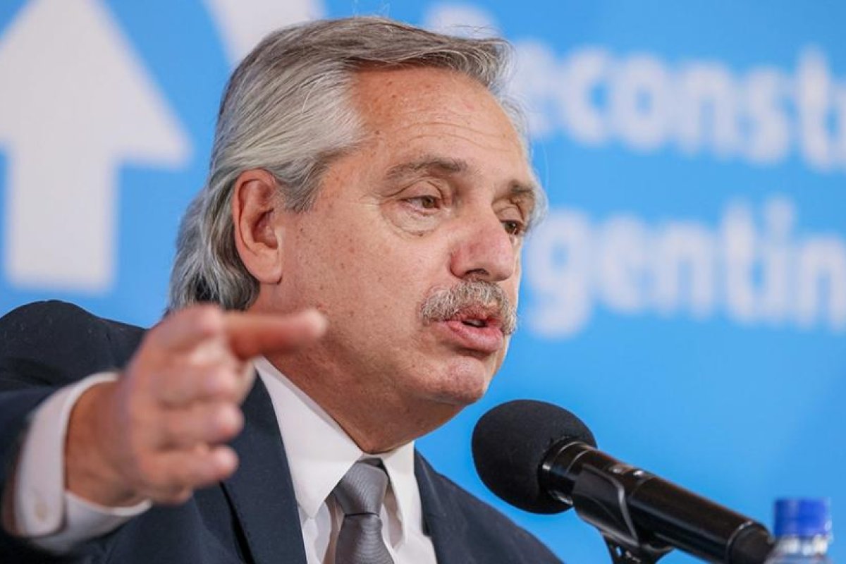 El Presidente alertó sobre la manipulación de opiniones y sugirió chequear la realidad