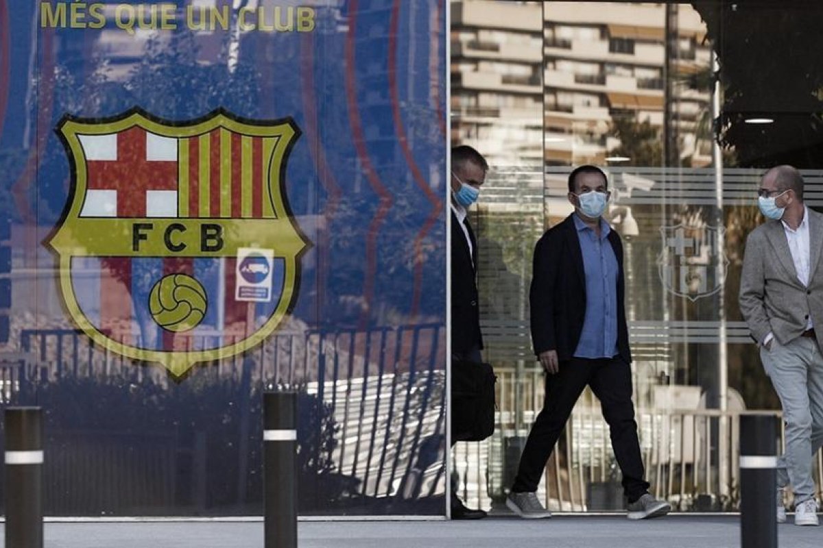 Detuvieron al expresidente del Barcelona tras allanar oficinas del club por denuncias de corrupción