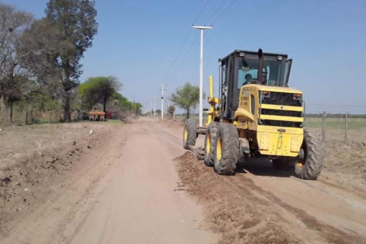 Ejecutan trabajos de nivelación y perfilado en el camino a La Reserva
