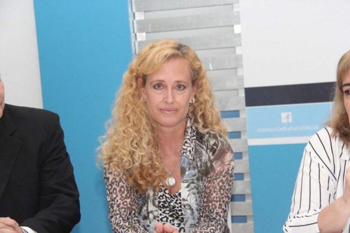 Quién es Corina Vecchioli, la mujer que encabezó el escrache a Lorenzetti pero negó haberlo organizado