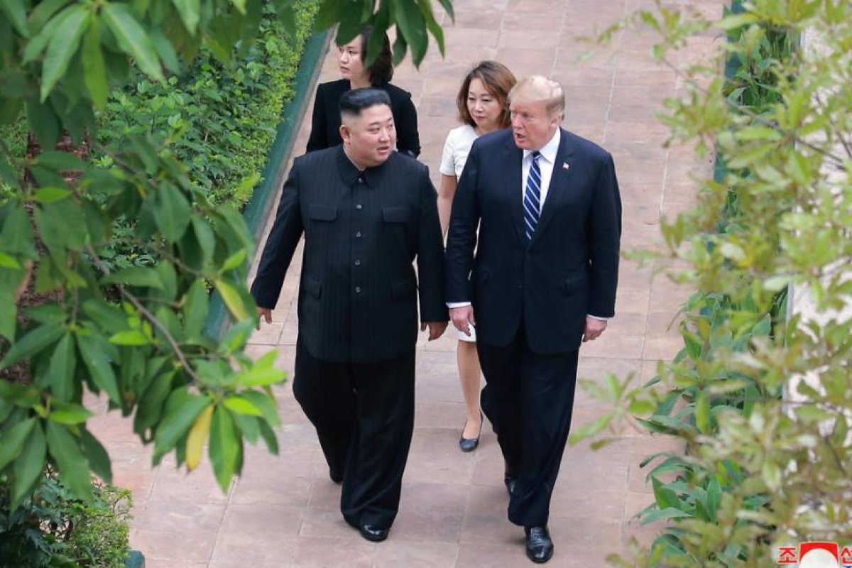 "Puedo llevarte a casa en dos horas": Trump habría ofrecido a Kim un viaje en el Air Force One tras reunirse en Hanói