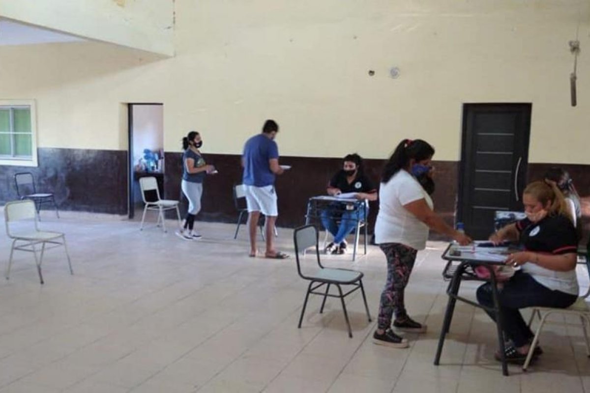 El Bobadal: Realizan entregas de la tarjeta Alimentar en la escuela N° 724
