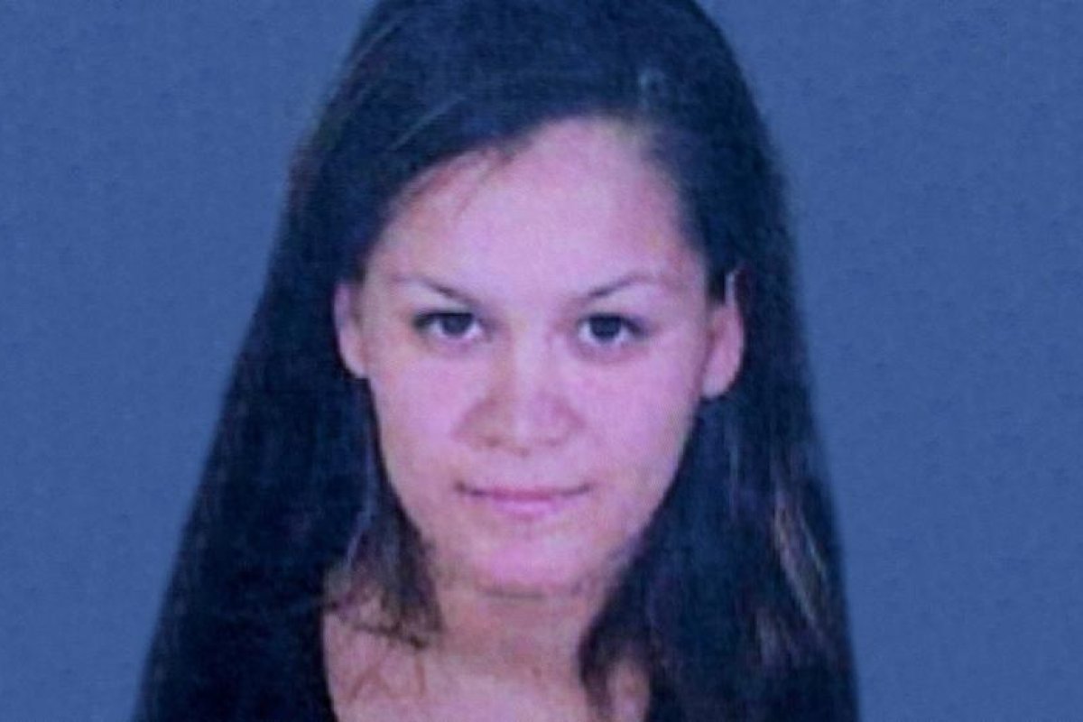 Encuentran apuñalados y muertos a tres niños pequeños y arrestan a su madre fugitiva y única sospechosa de los asesinatos