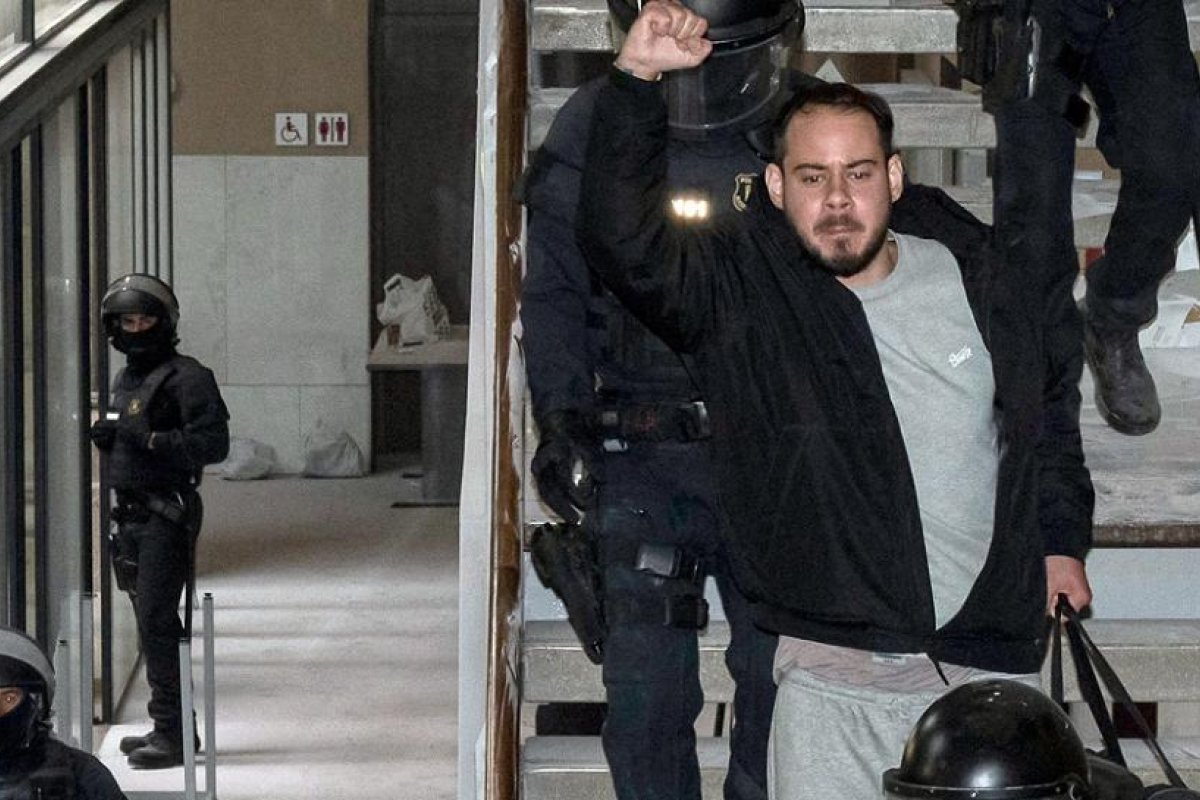 Se extienden las protestas por el polémico encarcelamiento de un rapero