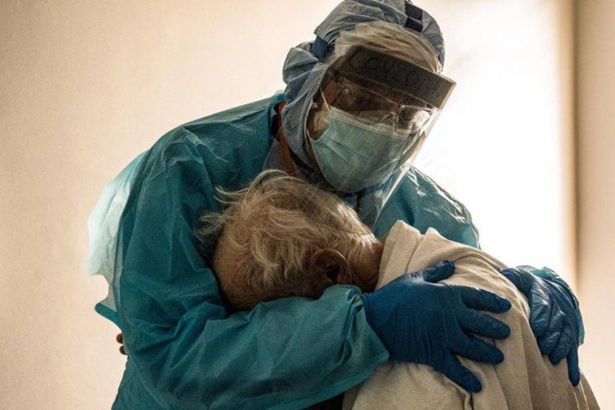 Coronavirus: la foto de un médico abrazado a un paciente grave que conmueve al mundo