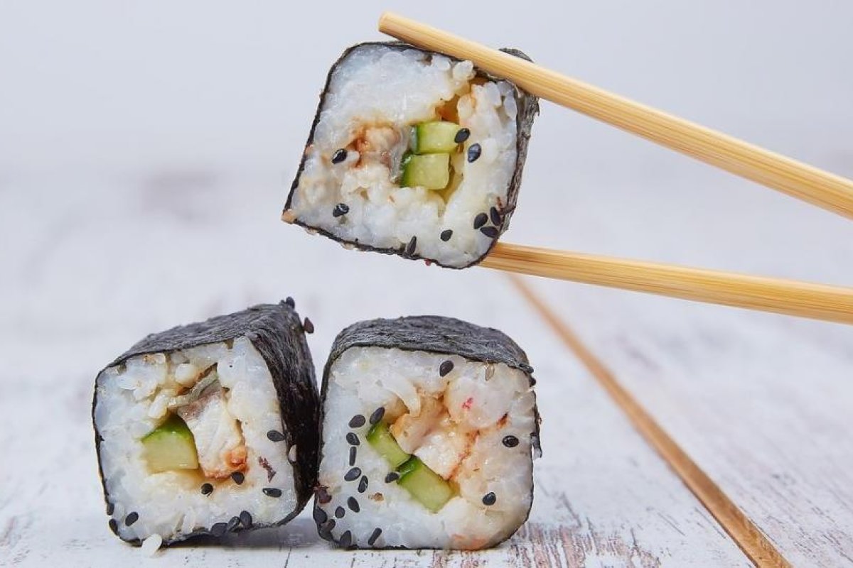 Una mujer sufre alucinaciones e insomnio después de comer sushi de cinco días atrás