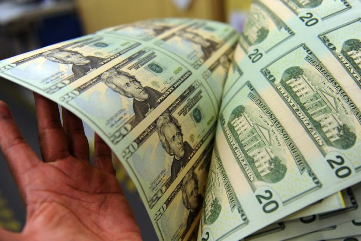 Biden prohíbe las exportaciones o ventas de billetes de dólar estadounidense a Rusia
